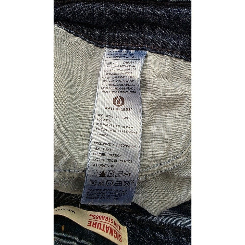Signature by Levi Strauss Womens Mid-Rise Capri Jeans Dark Wash Blue Denim Crop - Picture 8 of 9